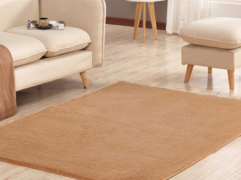 Бежевый ковер в небольшом интерьере