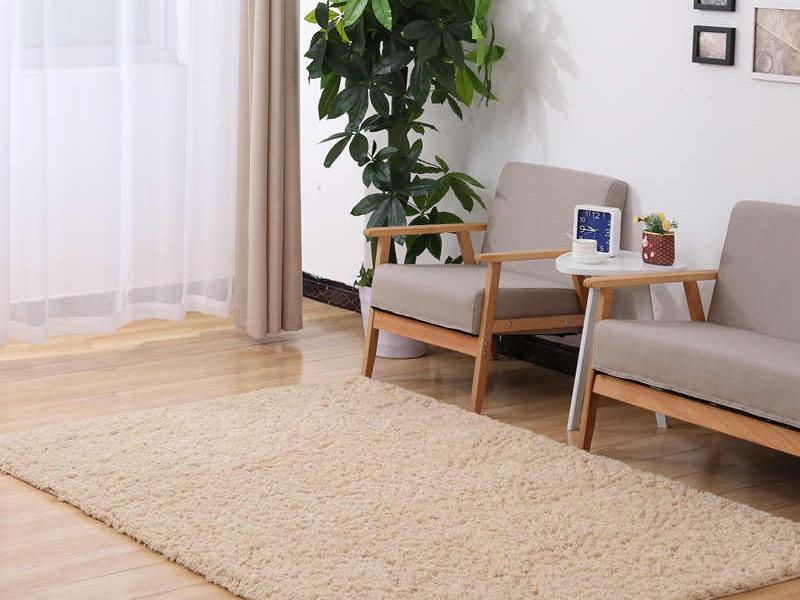 Бежевый ковер в гостинной